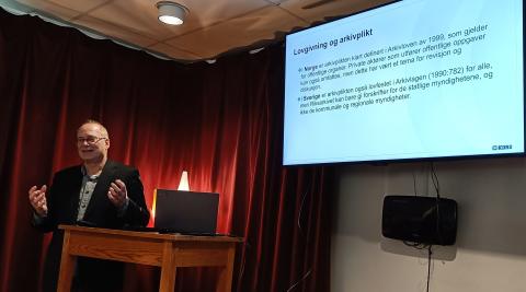 Tor Eivind Johansen presenterer under Arkivcaféen 